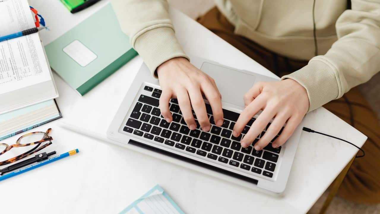 Panduan Menerbitkan Buku dari KTI (Skripsi, Tesis, Disertasi sampai Laporan Hasil Penelitian)