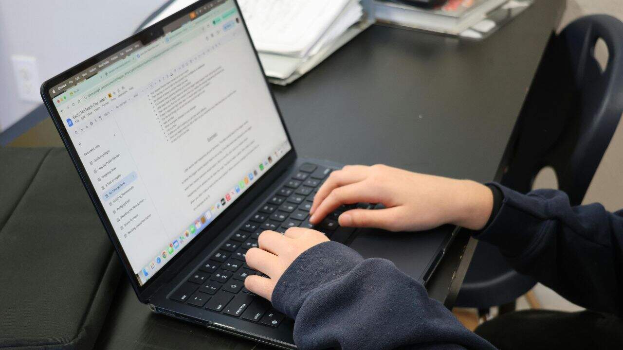 Perbedaan Koreksi dan Revisi Naskah yang Perlu Penulis Pahami