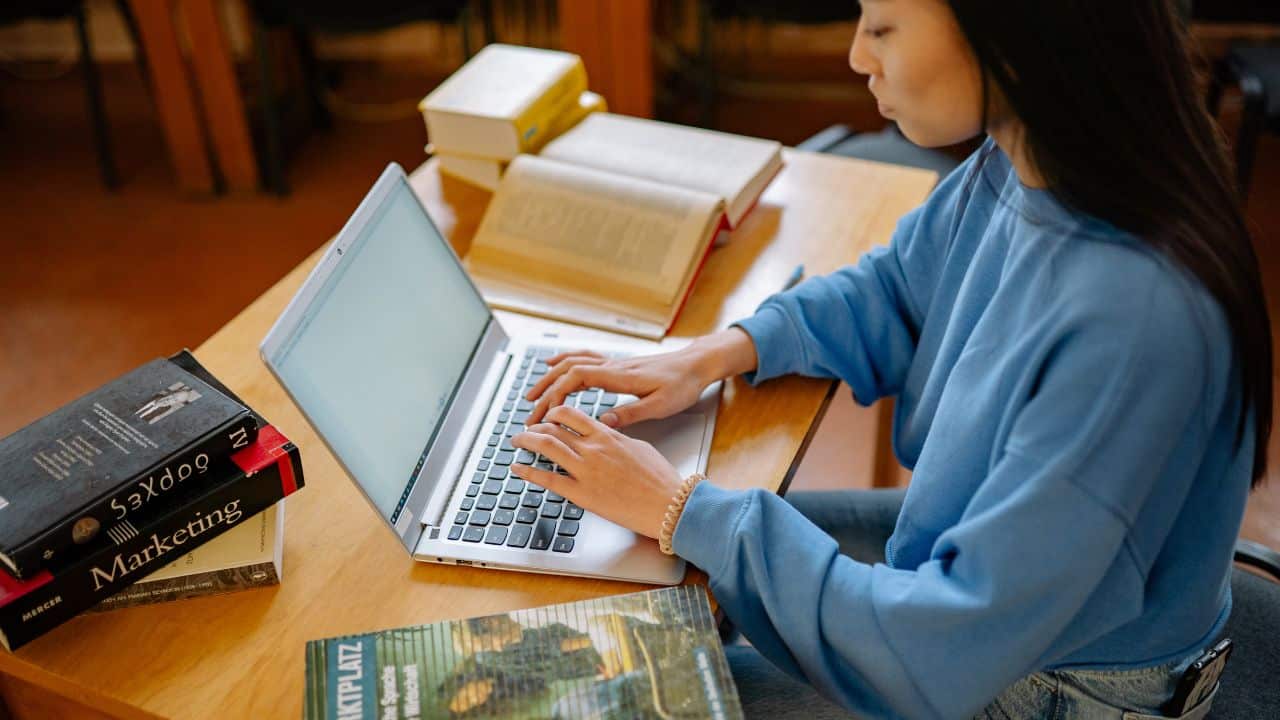 Perbedaan Koreksi dan Revisi Naskah yang Perlu Penulis Pahami