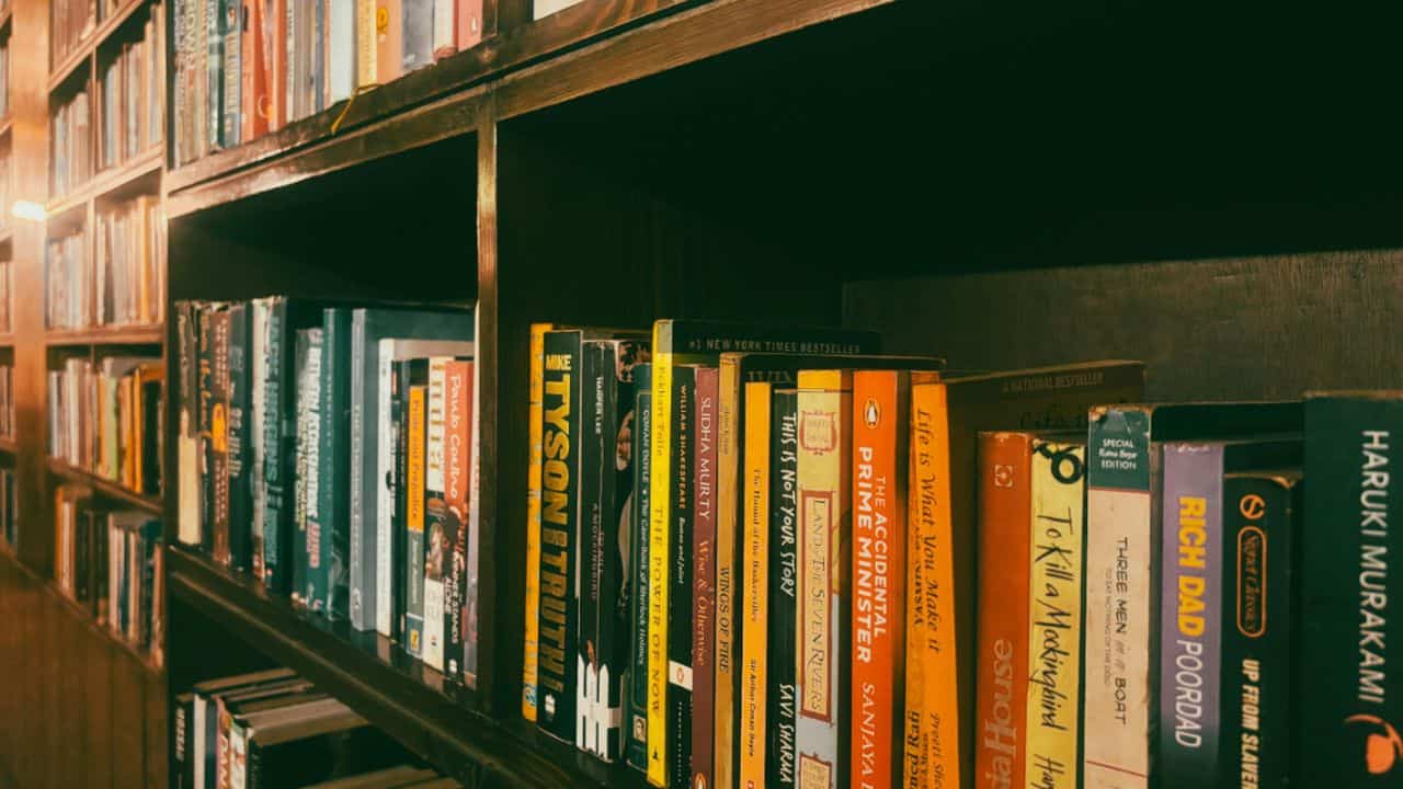Royalti Buku: Pengertian, Cara Kerja, Pihak yang Diuntungkan dan Tips agar Tidak Dirugikan