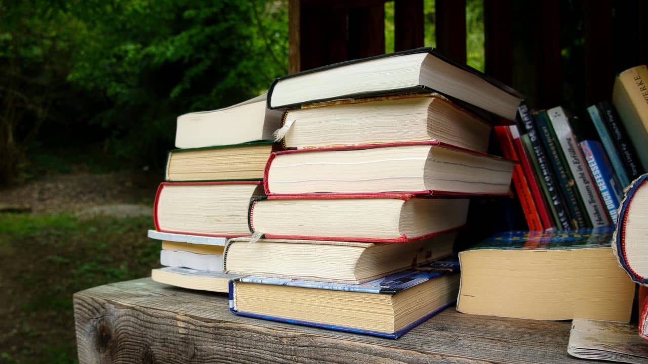 Royalti Buku: Pengertian, Cara Kerja, Pihak yang Diuntungkan dan Tips agar Tidak Dirugikan