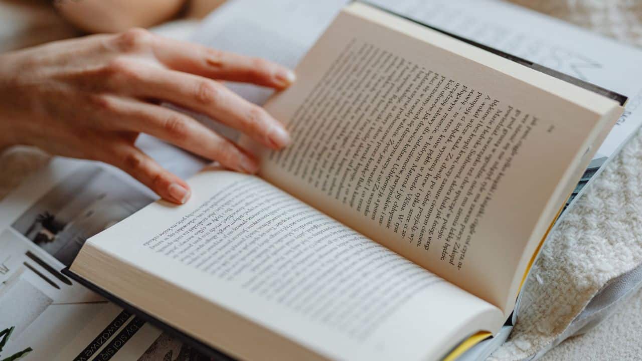 8 Perbedaan Novel dan Cerpen, Jangan Sampai Salah Lagi!