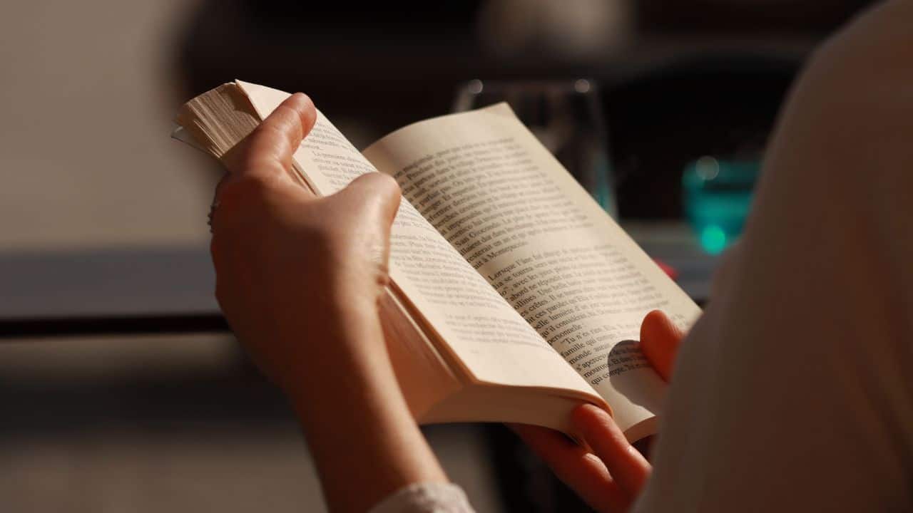 8 Perbedaan Novel dan Cerpen, Jangan Sampai Salah Lagi!