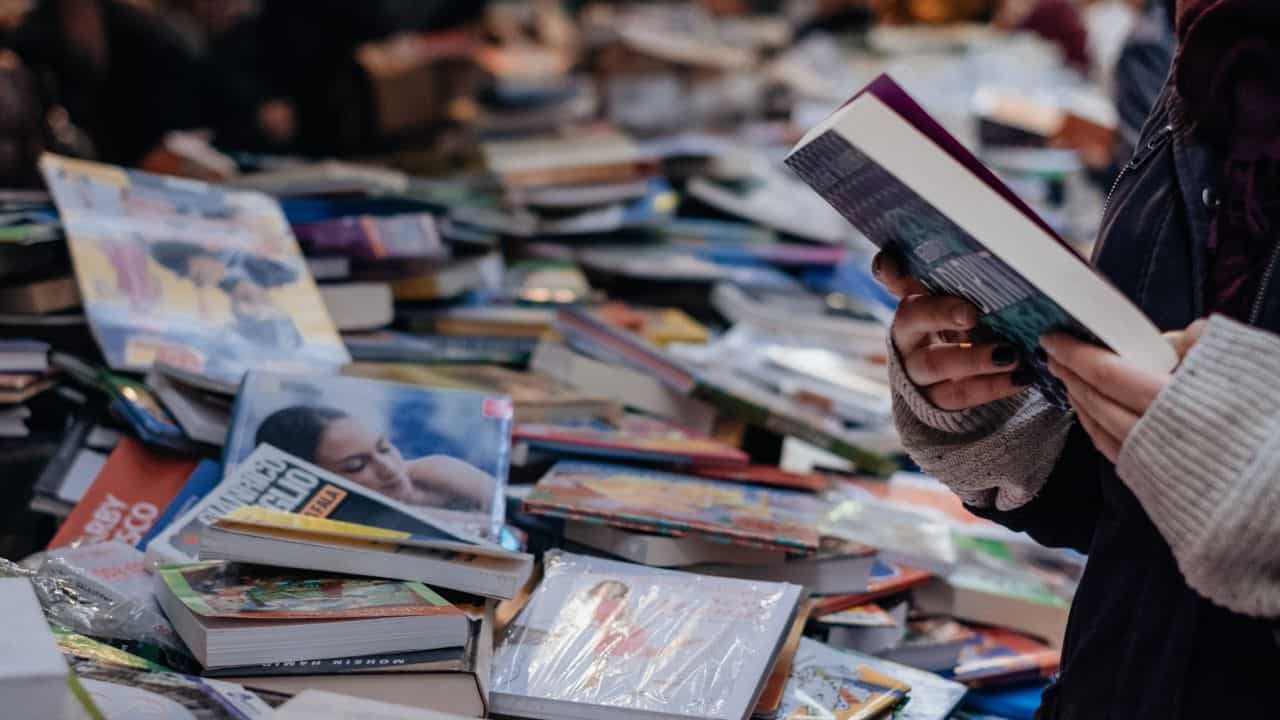 Panduan Memilih Spesifikasi Cetak Buku untuk Penulis Pemula