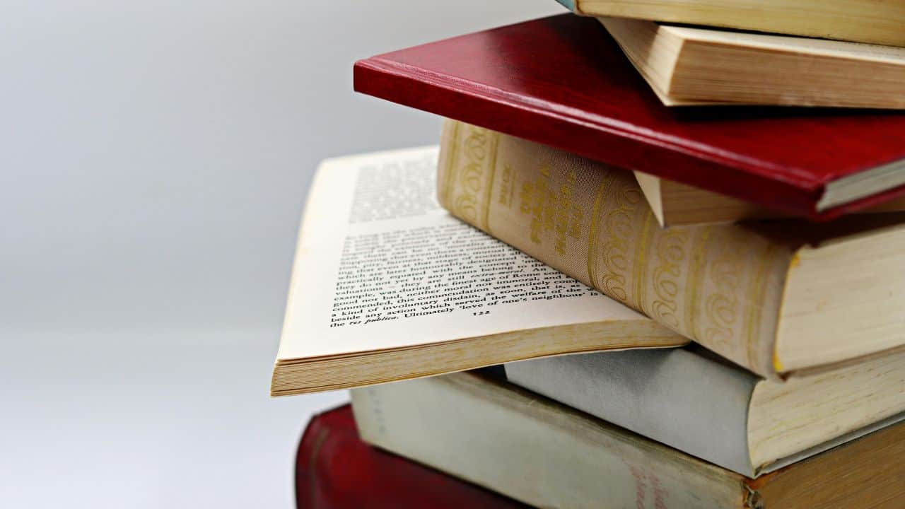 Hal yang Perlu Kamu Pertimbangkan dalam Memilih Paket Penerbitan Buku untuk Penulis Pemula