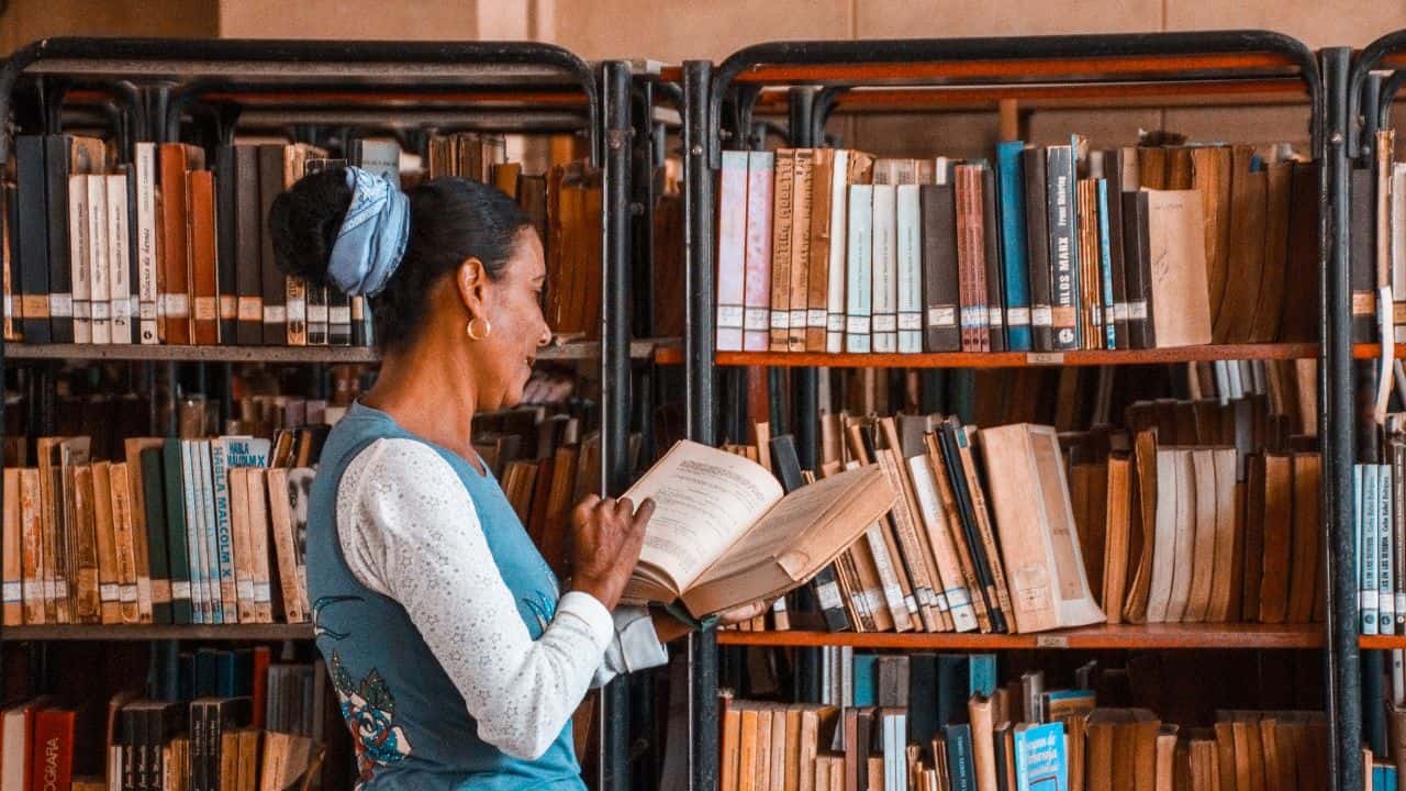 Hal yang Perlu Kamu Pertimbangkan dalam Memilih Paket Penerbitan Buku untuk Penulis Pemula