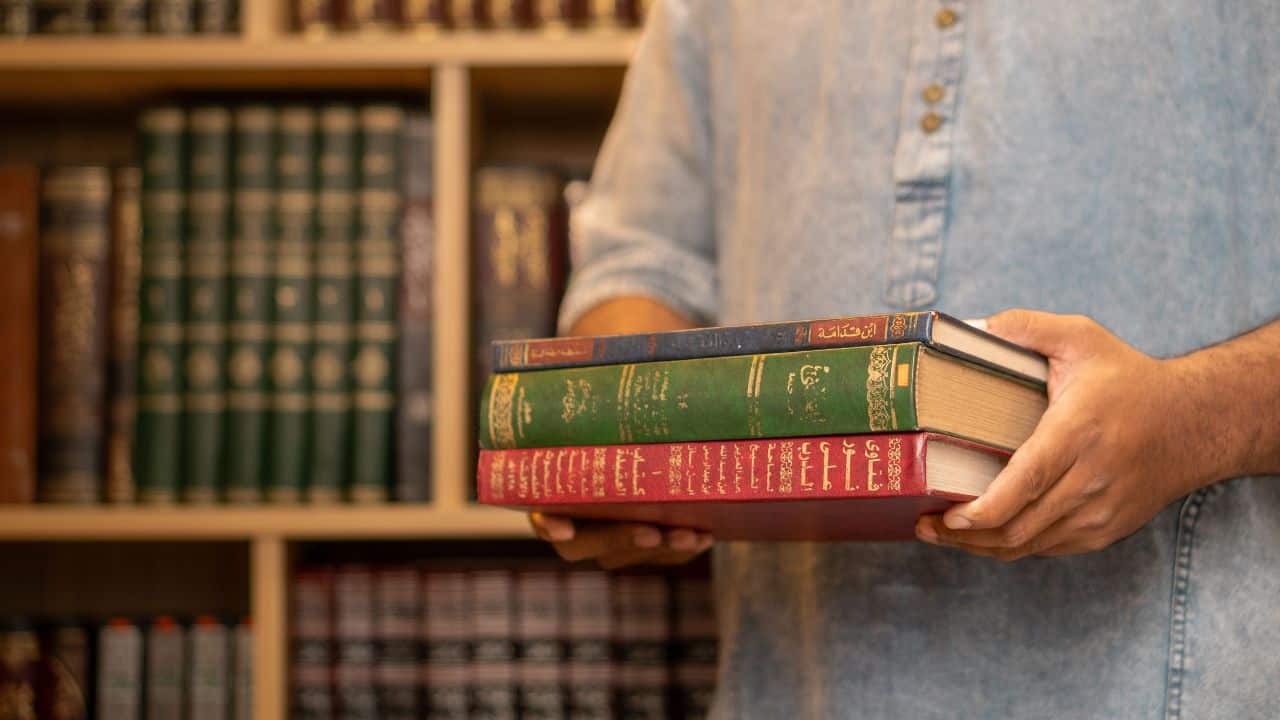 Tips Memilih Jenis Kertas untuk Buku Akademik agar Nyaman Dibaca