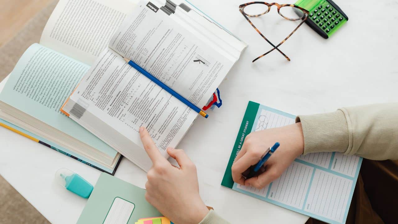 Tips Memilih Jenis Kertas untuk Buku Akademik agar Nyaman Dibaca